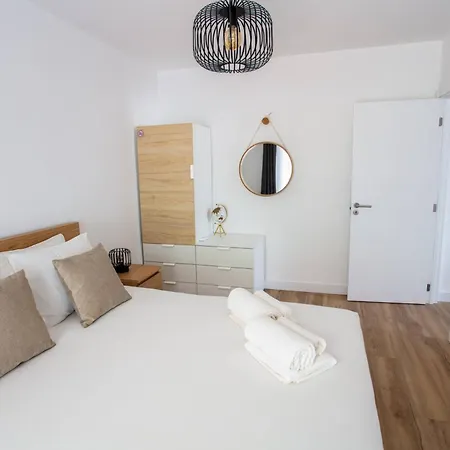 Modern With Ac And Private Balcony - Go4portugal *
