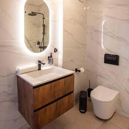 Modern With Ac And Private Balcony - Go4portugal *